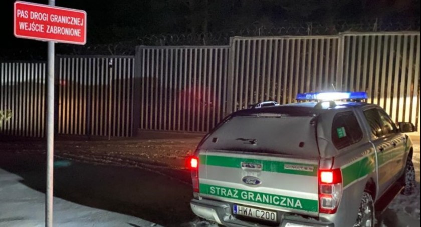 Zdjęcie pojazdu Straży Granicznej pod zaporą oddzielającą od Białorusi/ SG