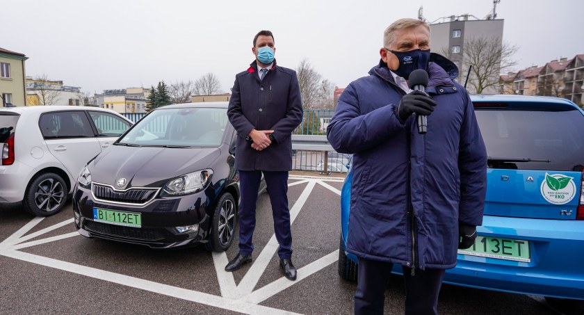 Zdjęcie prezydenta Białegostoku i samochodów elektrycznych pod urzędem miejskim/ bialystok.pl