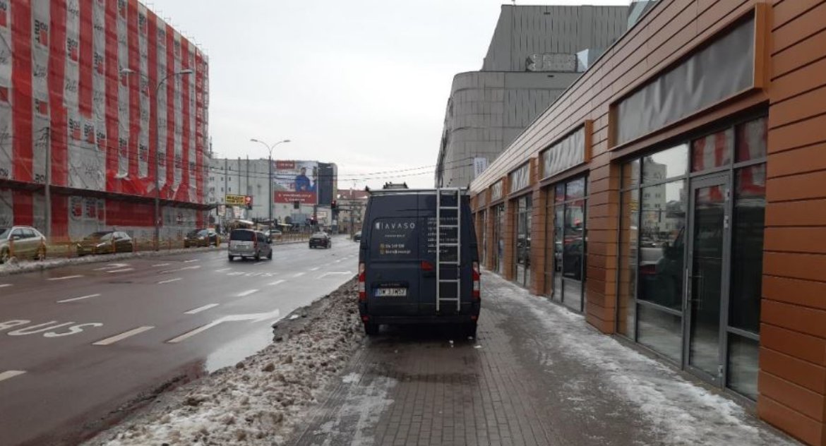 Zdjęcie zaparkowanego samochodu na drodze pieszo-rowerowej na ulicy Jurowieckiej/ Rowerowy Białystok