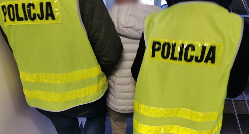 Zdjęcie policjantów prowadzących zatrzymanego mężczyznę/ podlaska.policja.gov.pl