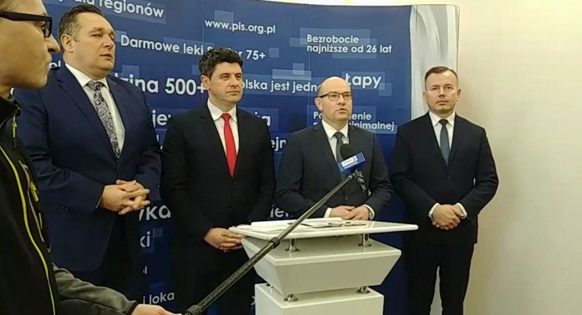 Zdjęcie z konferencji prasowej polityków Prawa i Sprawiedliwości. Od lewej: Piotr Rećko, Mariusz Gromko, Artur Kosicki, Henryk Dębowski