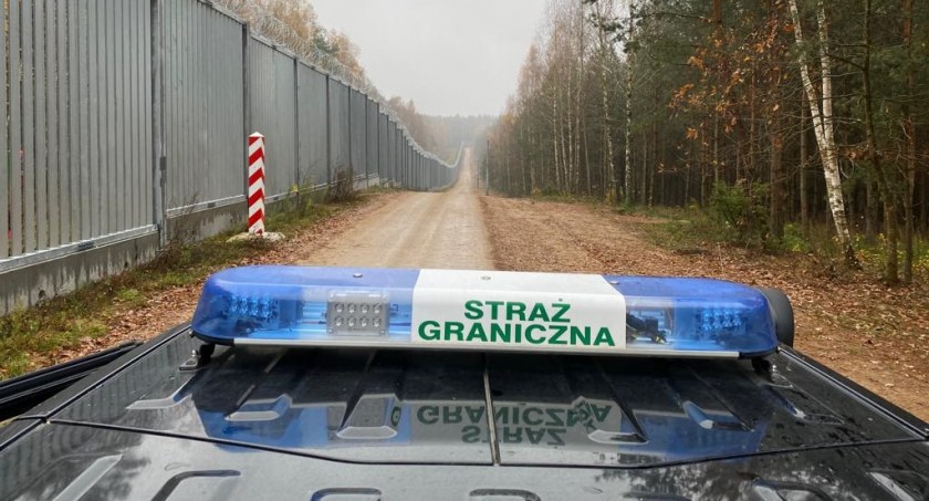 Zdjęcie pojazdu Straży Granicznej pod granicą z Białorusią/ Twitter.com Straż Graniczna