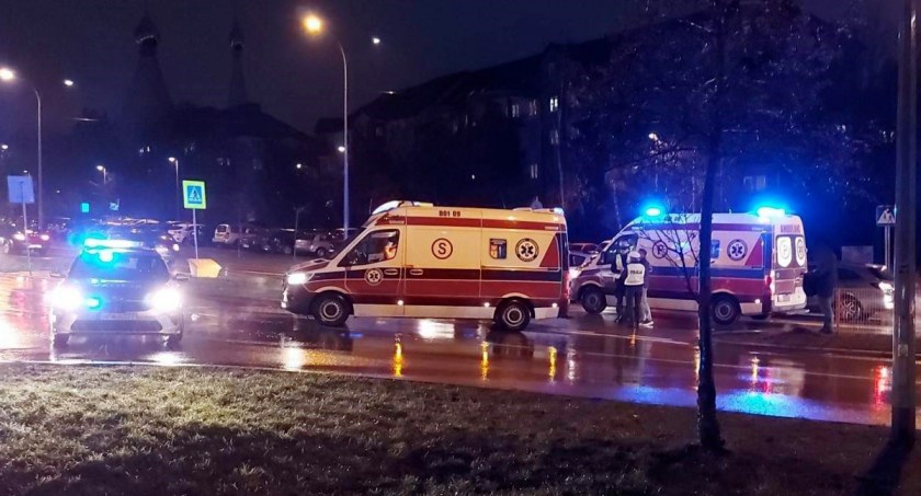 Zdjęcie z miejsca potrącenia pieszych na ulicy Żeromskiego w Białymstoku/ podlaska.policja.gov.pl