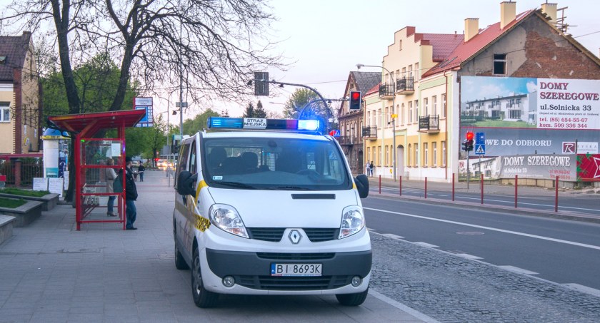Zdjęcie białostockich strażników miejskich na ulicy Suraskiej w Białymstoku/ DDB