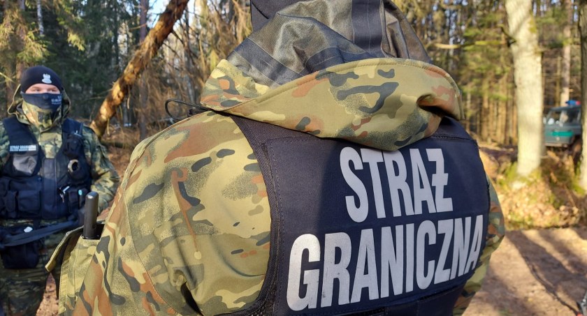 Zdjęcie strażników granicznych pod granicą polsko - białoruską/ Twitter.com Straż Graniczna