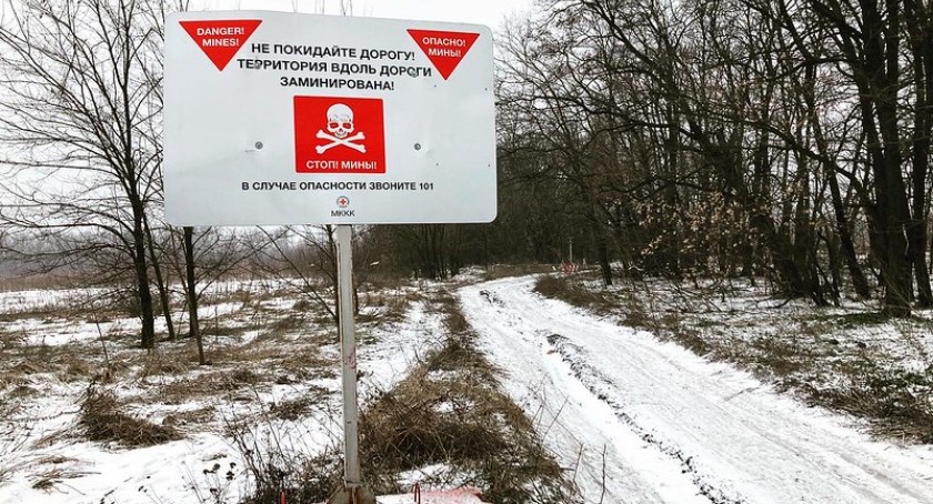 Zdjęcie znaku ostrzegającego o minach na Ukrainie/ Flickr.com Jeroen Akkermans