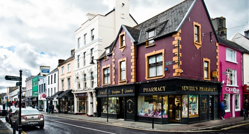 Zdjęcie ulicy w irlandzkim miasteczku/ Pixabay.com