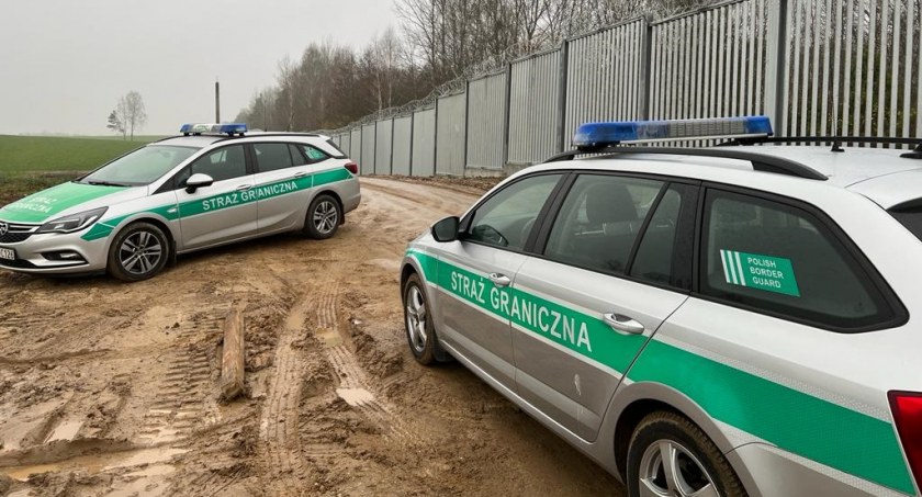 Zdjęcie pojazdów Straży Granicznej pod zaporą/ Twitter.com Straż Graniczna