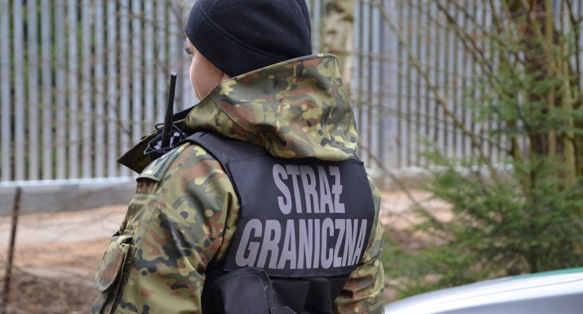 Zdjęcie strażnika granicznego pod zaporą na granicy z Białorusią/ Twitter.com Straż Graniczna