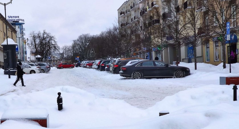 Zdjęcie zaparkowanych samochodów w płatnej strefie parkowania w Białymstoku/ DDB
