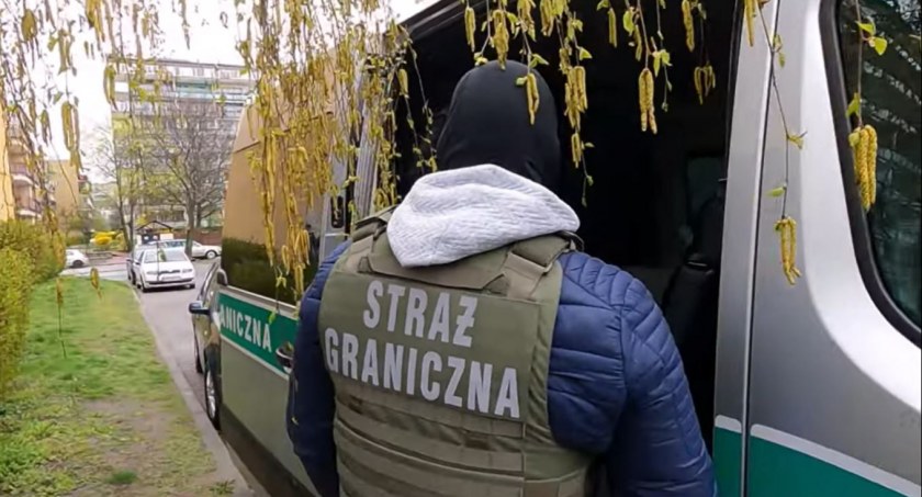 Zdjęcie strażnika granicznego przy samochodzie/ Twitter.com Straż Graniczna