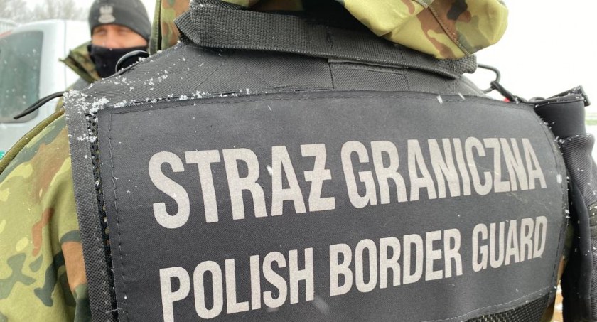Zdjęcie strażnika  granicznego stojącego na świeżym powietrzu/ SG