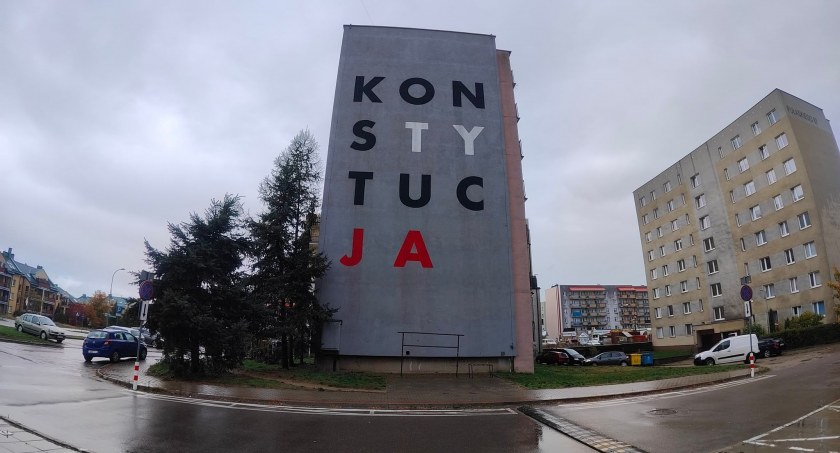 Zdjęcie bloku komunalnego w Białymstoku z muralem na elewacji/ DDB