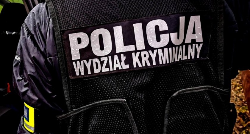 Zdjęcie policjanta stojącego tyłem/ podlaska.policja.gov.pl