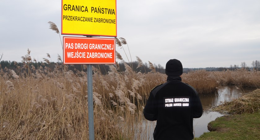Zdjęcie strażnika granicznego nad rzeką Świsłocz/ SG