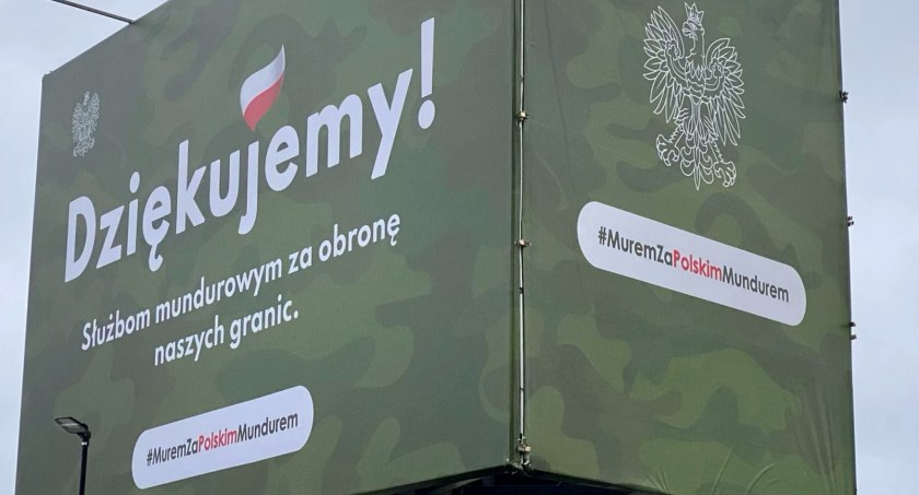 Zdjęcie bilbordu z podziękowaniami służbom mundurowym za obronę polskiej granicy/ Twitter.com Artur Kosicki