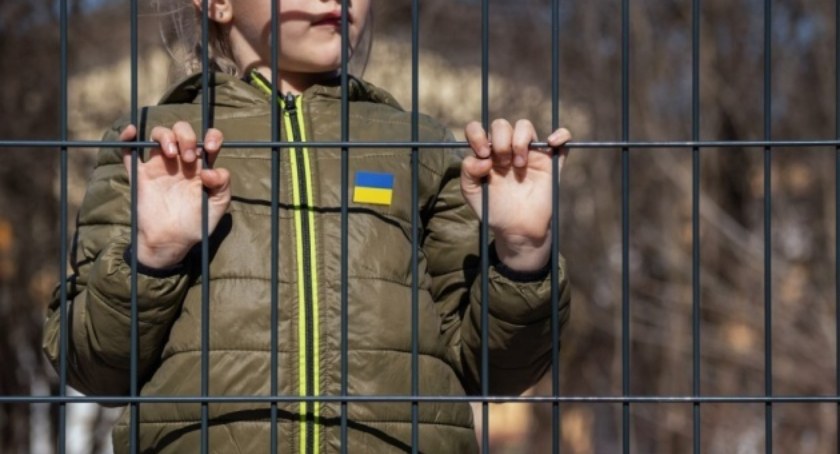 Zdjęcie dziecka za siatką/ Twitter.com Ukrinform
