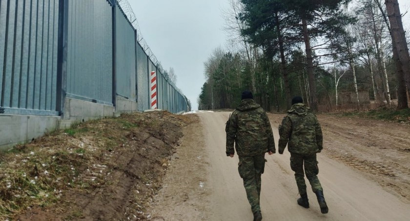 Zdjęcie strażników granicznych patrolujących teren przygraniczny z Białorusią/ Twitter.com Straż Graniczna