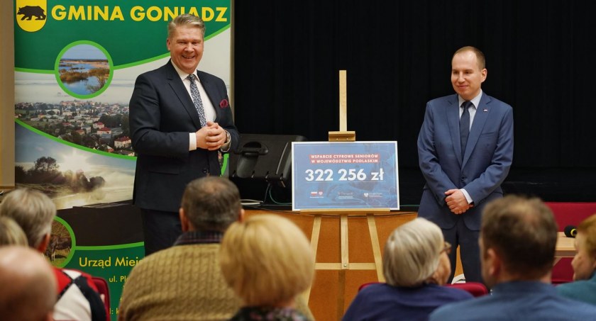 Zdjęcie wiceministra Adama Andruszkiewicza i burmistrza Goniądza na spotkaniu z seniorami