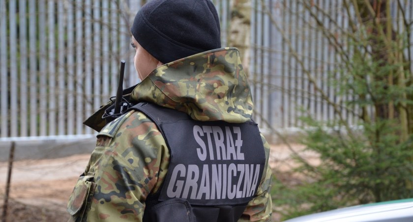 Zdjęcie strażniczki granicznej na granicy polsko - białoruskiej/ Twitter.com Straż Graniczna