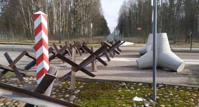 Zdjęcie zasieków na granicy z obwodem kaliningradzkim/ Twitter.com Mariusz Błaszczak