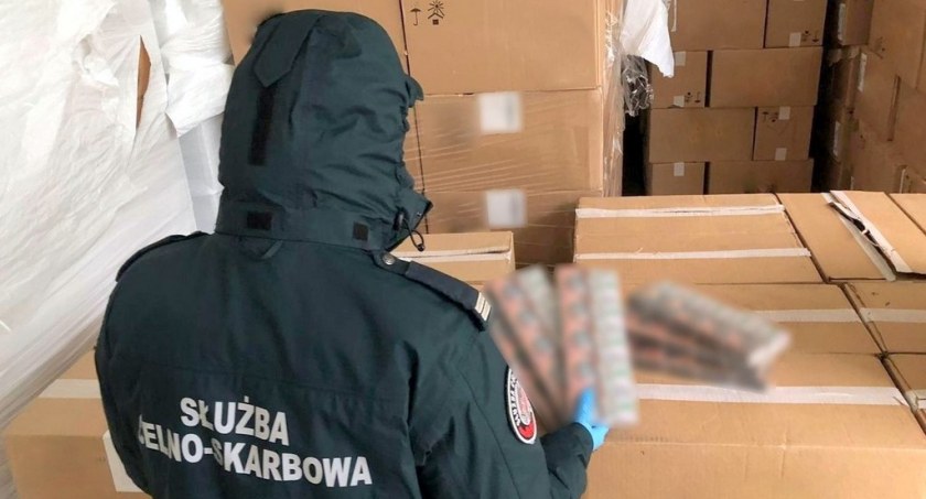 Funkcjonariusz KAS przy zatrzymanym towarze / Foto: KAS