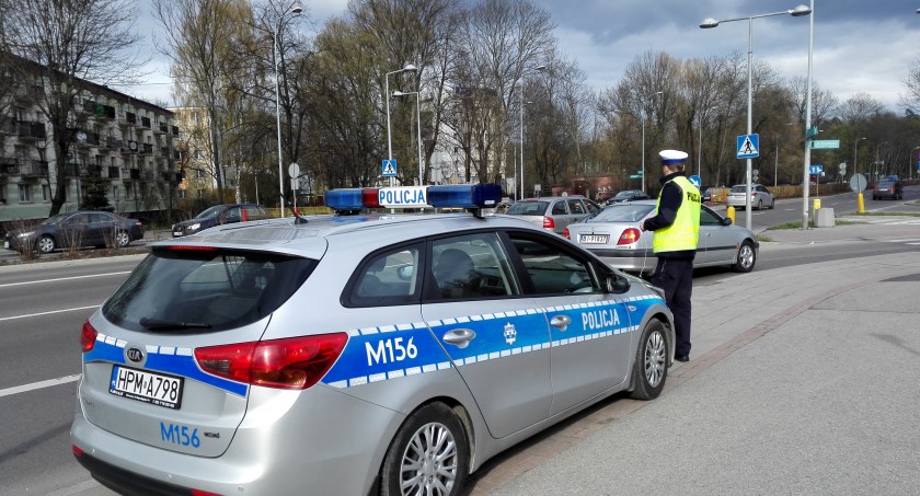 Zdjęcie radiowozu policyjnego na ulicy Zwierzynieckiej w Białymstoku/ DDB