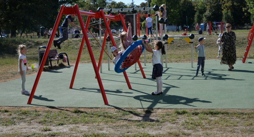 Zdjęcie dzieci na placu zabaw jednej z białostockich szkół podstawowych / Foto: UM Białystok
