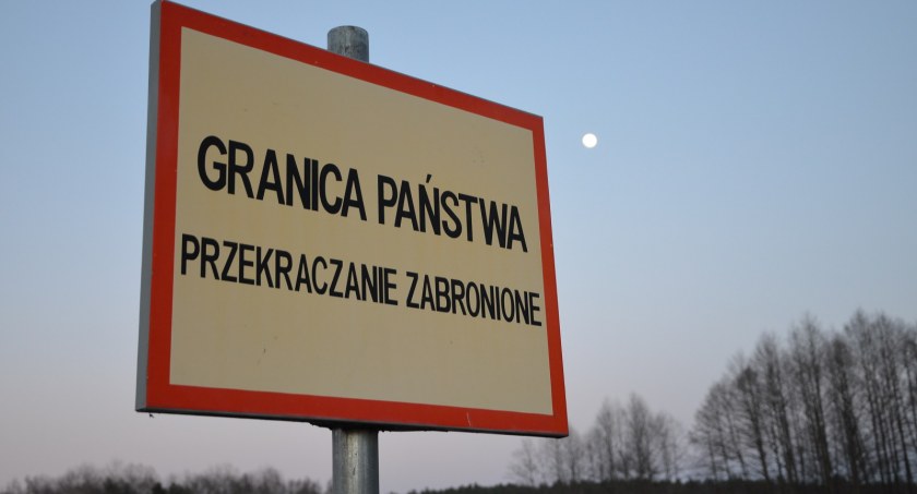 Zdjęcie znaku ostrzegającego o zakazie przekraczania granicy/ Twitter.com Straż Graniczna