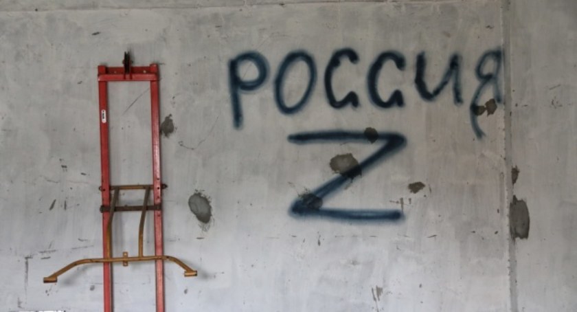Zdjęcie wnętrza sali tortur zorganizowanej przez Rosjan na terenie Ukrainy/ Twitter.com Ukrinform