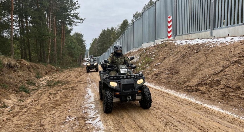 Zdjęcie strażników granicznych na quadach pod zaporą na granicy polsko-białoruskiej/ Twitter.com Straż Graniczna