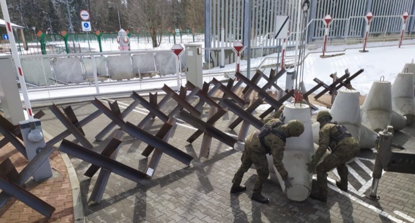 Zdjęcie żołnierzy budujących zaporę przeciwczołgową na granicy z Białorusią/ Twitter.com Mariusz Błaszczak