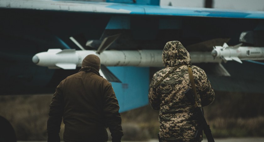 Zdjęcie ukraińskich żołnierzy przy samolocie wojskowym/ Twitter.com Ukrainian Air Force