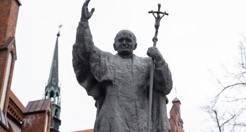 Zdjęcie pomnika Jana Pawła II pod białostocką katedrą/ wrotapodlasia.pl