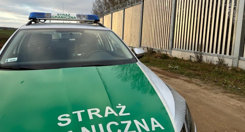 Zdjęcie pojazdu Straży Granicznej pod zaporą oddzielającą od Białorusi/ SG
