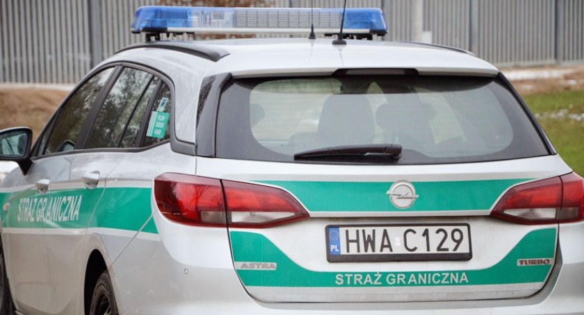 Zdjęcie pojazdu Straży Granicznej pod zaporą oddzielającą od Białorusi/ SG