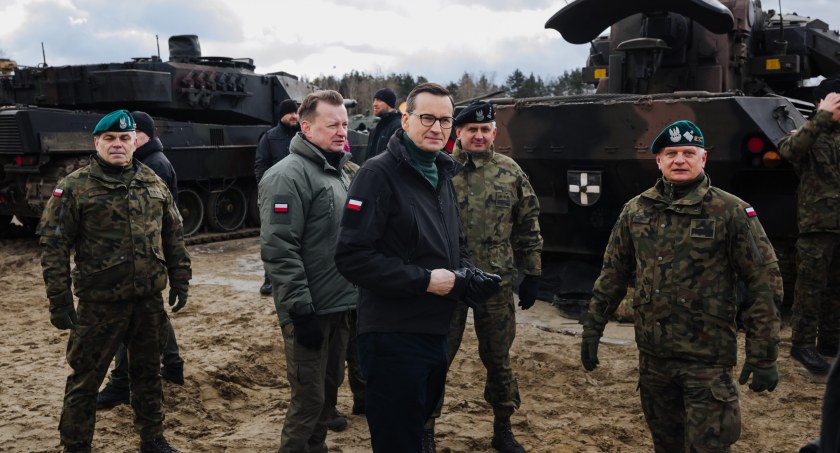 Zdjęcie Mateusza Morawieckiego i Mariusza Błaszczaka na poligonie/ premier.gov.pl