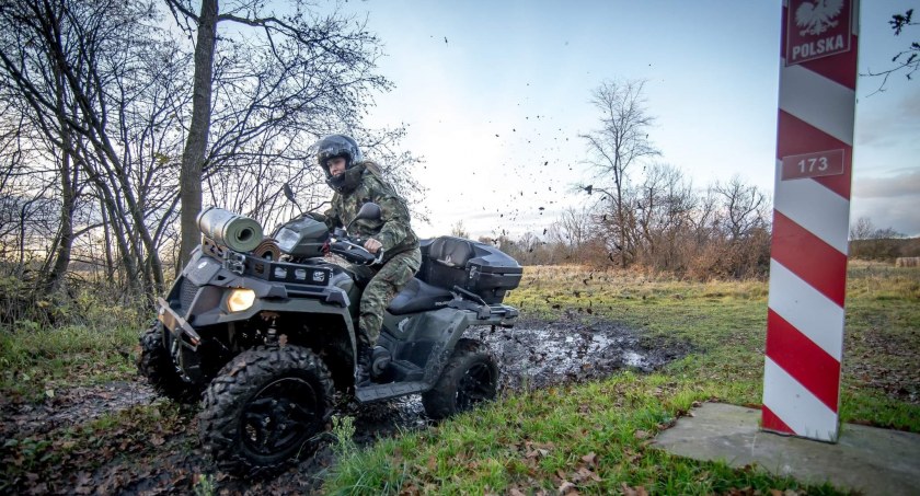 Zdjęcie strażnika granicznego na quadzie pod granicą polsko - białoruską/ SG