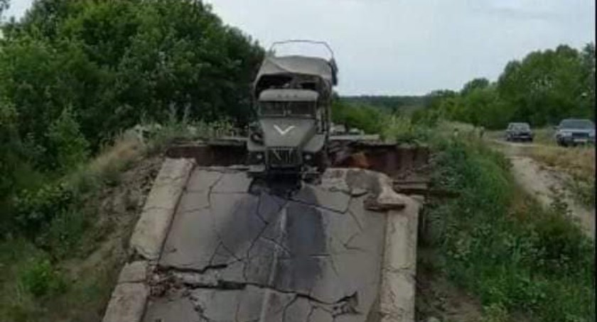 Zdjęcie rozwalonego samochodu rosyjskiego na moście/ Twitter.com GeneralStaffUA