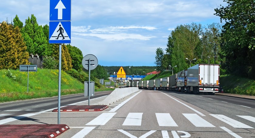 Zdjęcie ciężarówek stojących do odprawy na przejściu granicznym w Bobrownikach/ DDB