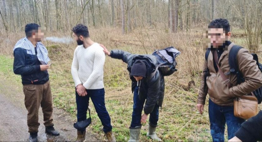 Zdjęcie nielegalnych migrantów zatrzymanych pod polską granicą/ Twitter.com Straż Graniczna