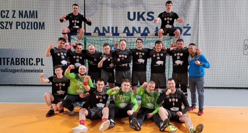 Zdjęcie drużyny SPR Nowe Piekuty na sali sportowej/ SPR Nowe Piekuty