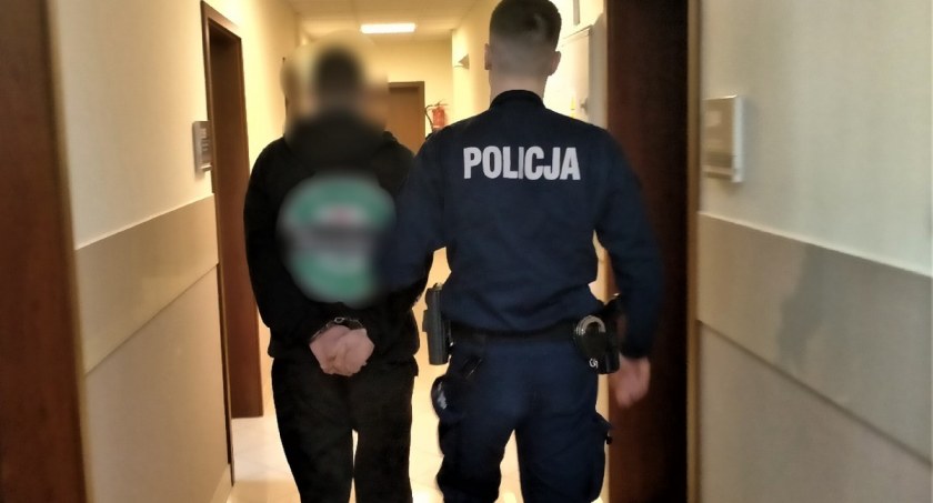 Zdjęcie policjanta prowadzącego zatrzymanego mężczyznę/ podlaska.policja.gov.pl