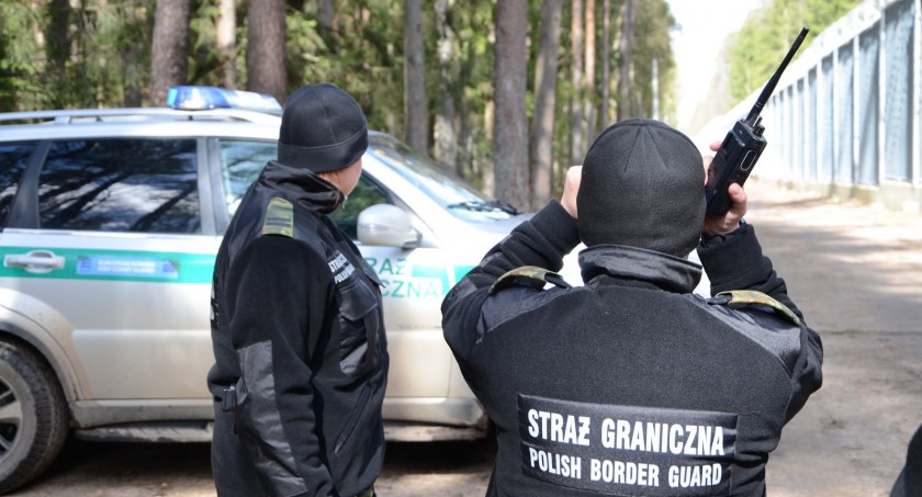 Zdjęcie strażników granicznych patrolujących teren przygraniczny z Białorusią/ Twitter.com Straż Graniczna