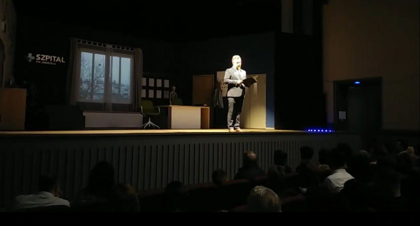Zdjęcie aktora Piotra Szekowskiego czytającego orędzie na Międzynarodowy Dzień Teatru/ DDB