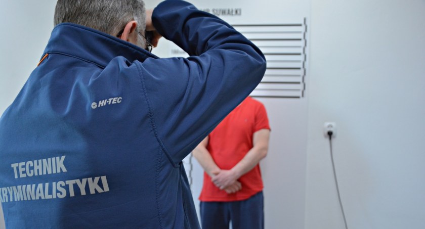 Zdjęcie zatrzymanego mężczyzny fotografowanego przez technika kryminalistyki/ podlaska.policja.gov.pl