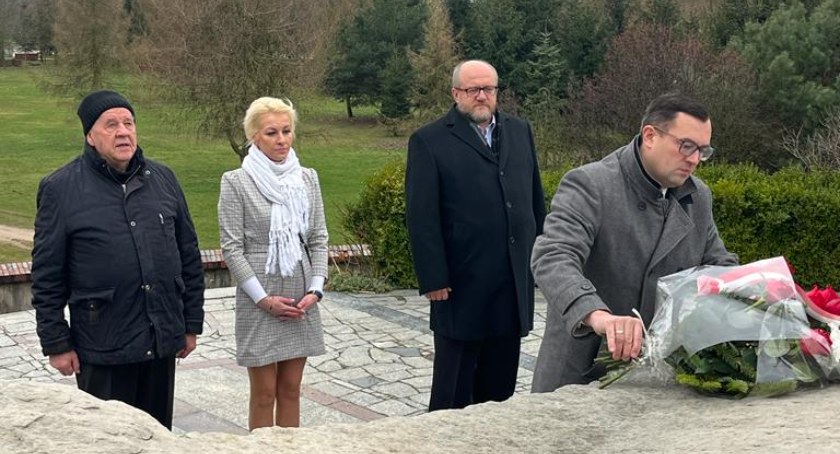 Zdjęcie delegacji ludowców składającej kwiaty pod pomnikiem Jana Pawła II w Łomży