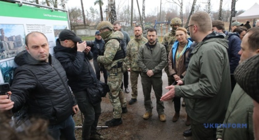 Zdjęcie delegacji z prezydentem Zełeńskim we wsi Jagidne na Ukrainie/ Twitter.com Ukrinform