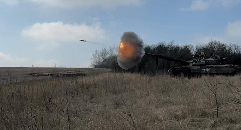 Zdjęcie pojazdu wojskowego Ukrainy wystrzeliwującego pocisk/ Twitter.com Defense of Ukraine
