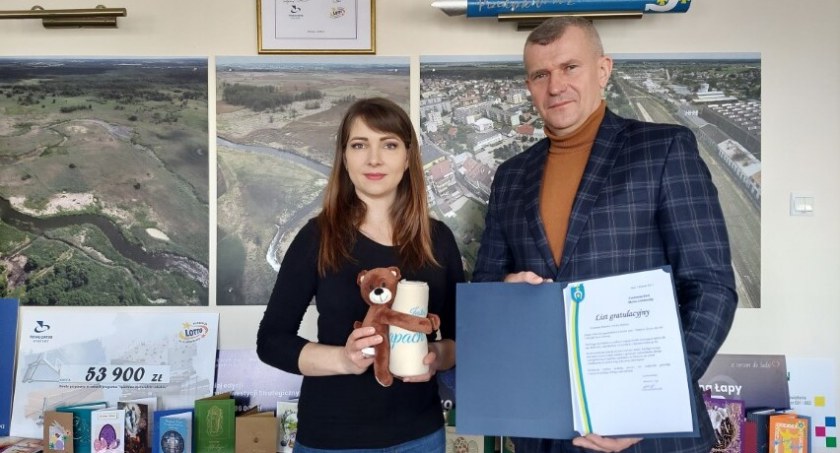 Zdjęcie burmistrza Łap z mamą małego Tomaszka/ UM w Łapach